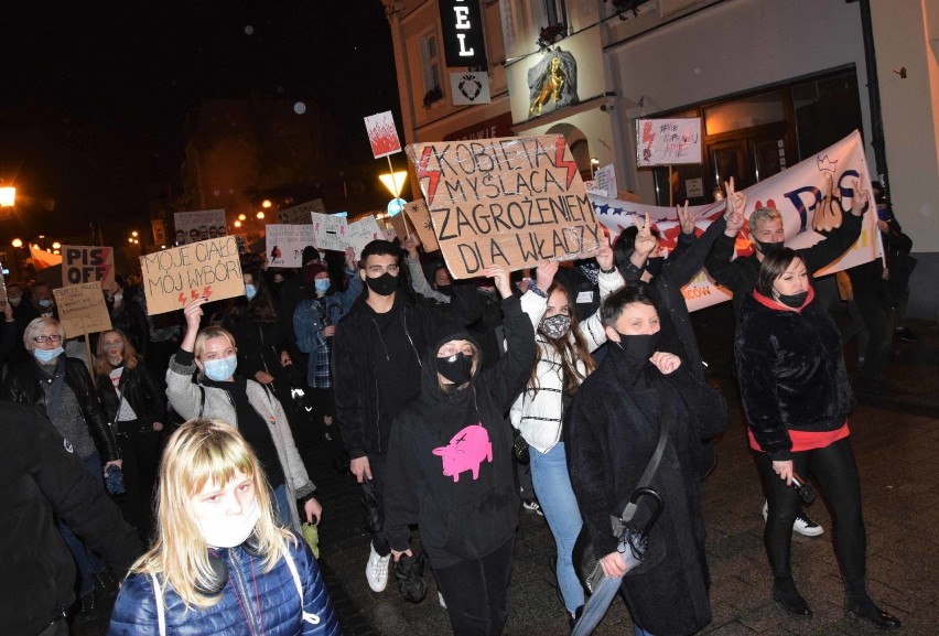 Inowrocław. Kolejny protest na ulicach Inowrocławia przeciwko wyrokowi Trybunału Konstytucyjnego w sprawie aborcji. Zdjęcia