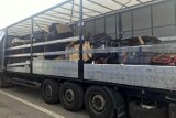 Ponad 11 ton nielegalnych śmieci. Litewska ciężarówka przewoziła stare akumulatory, opony i uszkodzone części samochodów