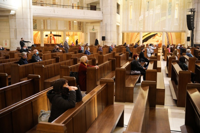 Odpust w dniu św. Jana Pawła II w krakowskim sanktuarium. Czy czerwona strefa zatrzymała wiernych w domach?