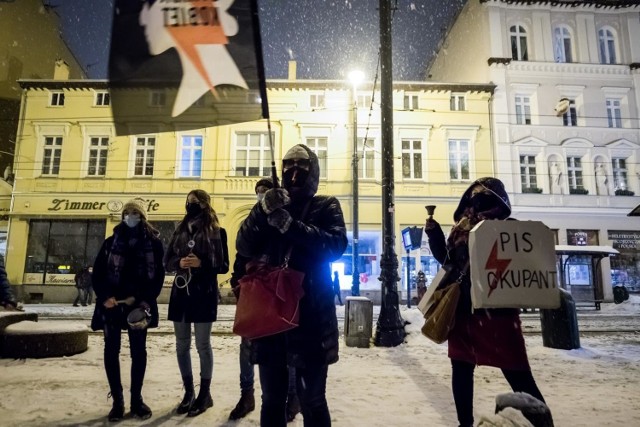 Protest kobiet przed siedzibą PiS w Bydgoszczy
- Bierzcie garnki, zrobimy hałas! Tego, co ugotował nam kochany rząd, nie można przemilczeć. Niech usłyszą nasz sprzeciw! - tak organizatorzy z Manify Bydgoskiej zachęcali do udziału w proteście. Strajkujący spotkali się w środowy wieczór (17 lutego) pod siedzibą PiS na ul. Gdańskiej 10 w Bydgoszczy. Zapowiadają, że tak będzie co tydzień.