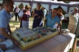 Burmistrz podzielił urodzinowy tort
