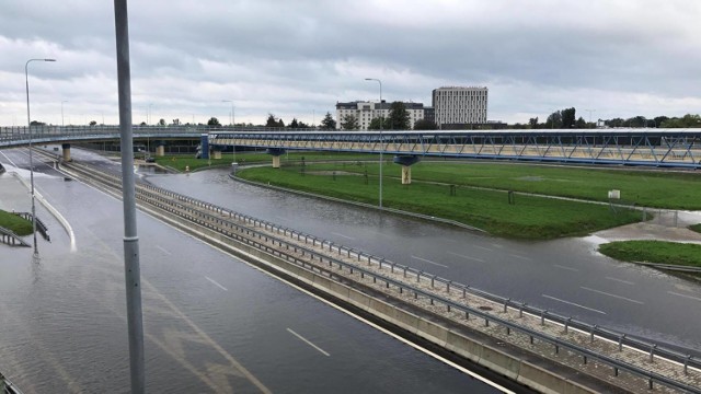 Marynarska znowu zalana. Wielki "basen" zamiast drogi! [ZDJĘCIA]

Zobaczcie też:Park of Poland. Baseny, zjeżdżalnie i tropikalna wyspa. Wodne miasteczko pod Warszawą [WIDEO] 