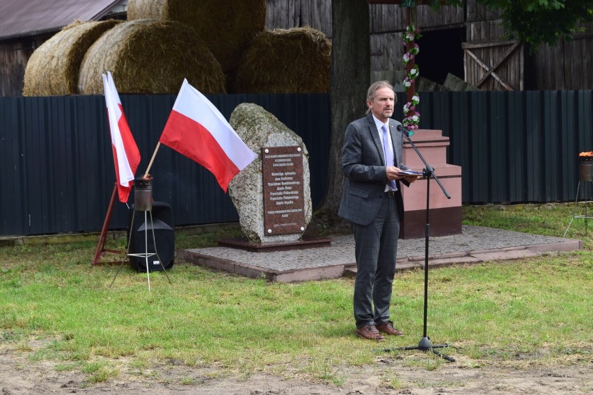 Obchody Dnia Walki i Męczeństwa Wsi Polskiej.  Przy obelisku w Dębinie złożono kwiaty i zapalono znicze
