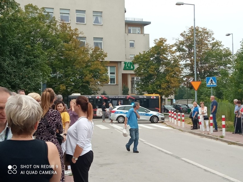 Rozszczelnienie gazociągu miejskiego na ulicy Kolberga w Kielcach. Ewakuowano Zakład Ubezpieczeń Społecznych i okolicznych mieszkańców 