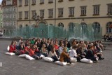 Wrocław: Artystyczny flash mob obok dwóch manifestacji (ZDJĘCIA)