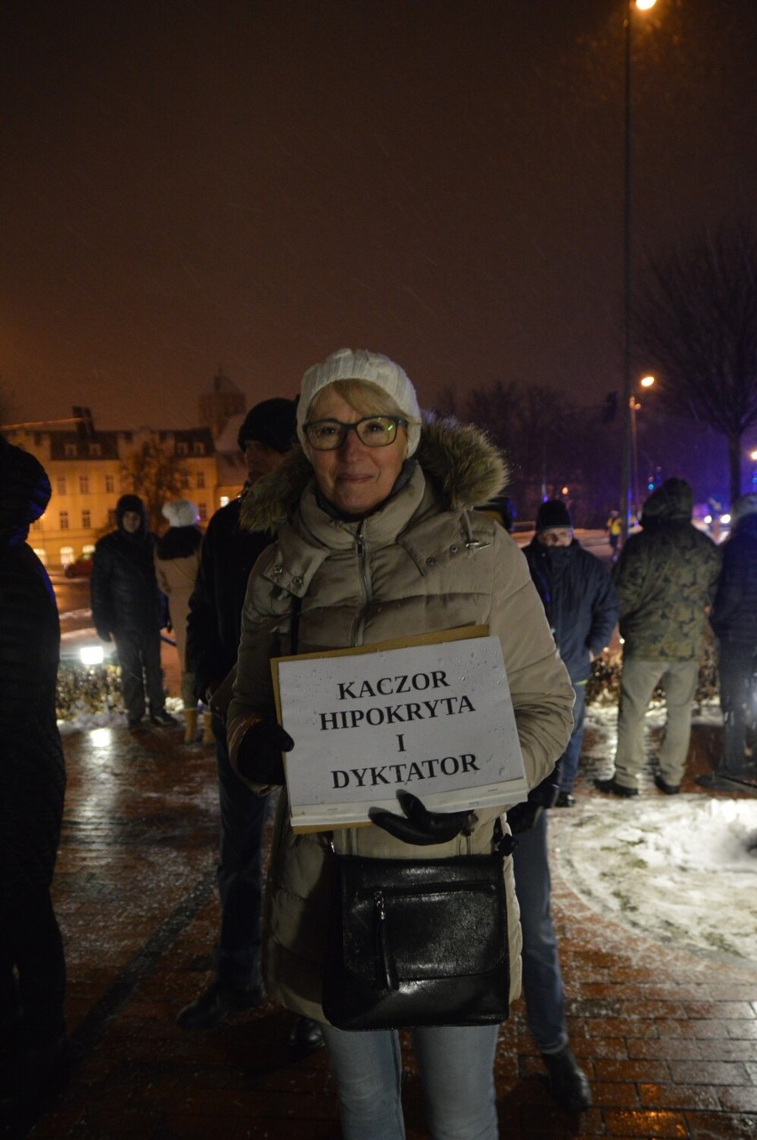 W Chojnicach był protest przeciwników partii PiS. Okazją była wizyta prezesa tego ugrupowania Jarosława Kaczyńskiego w tym mieście