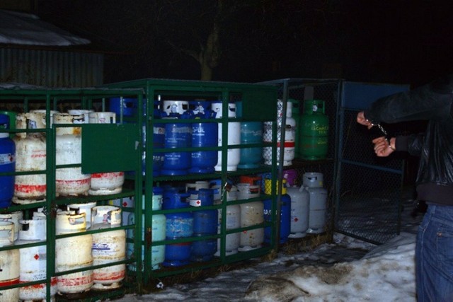 Niecodzienna kradzież w Rudzie Wieczyńskiej pod Pleszewem. Złodziej włamał się i ukradł dziesięć 11-kilogramowych butli z gazem!
