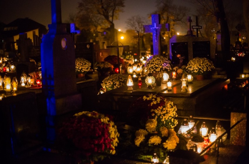 Stary Cmentarz w Łomży robił wrażenie 1 listopada tuż...