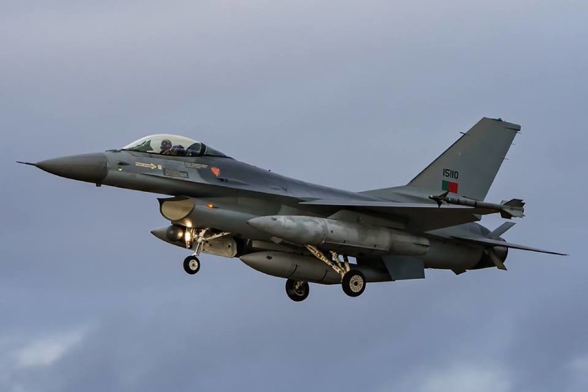 Malbork. Portugalczycy na F-16 przylecieli ćwiczyć z naszymi pilotami [ZDJĘCIA]. Czekają na powrót MiG-ów 29 na niebo