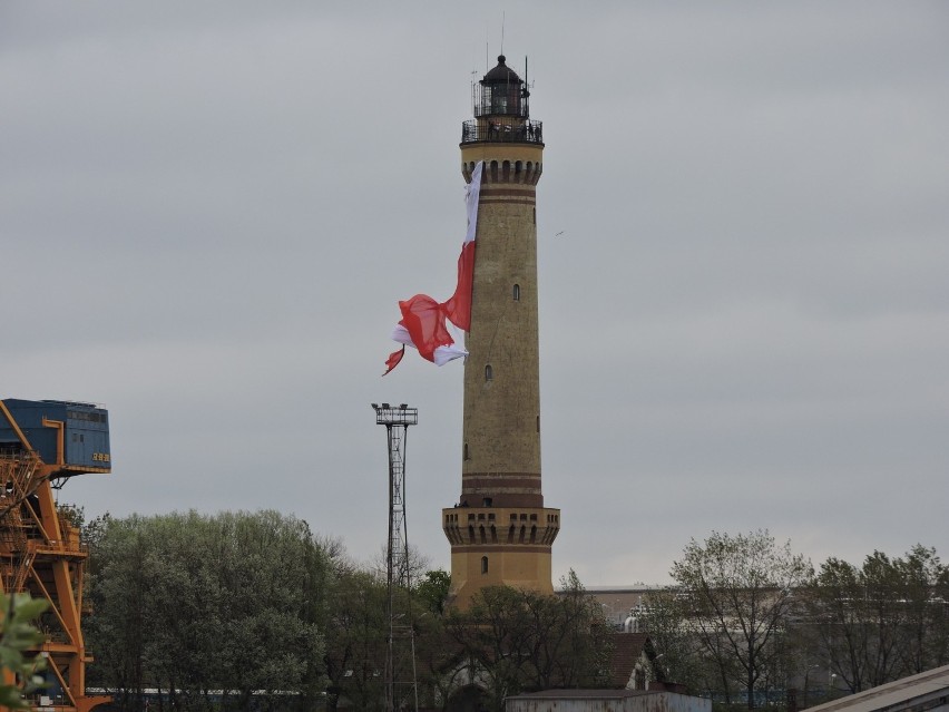 Porywisty wiatr rozerwał gigantyczną flagę zawieszaną na latarni morskiej w Świnoujściu [ZDJĘCIA, WIDEO]