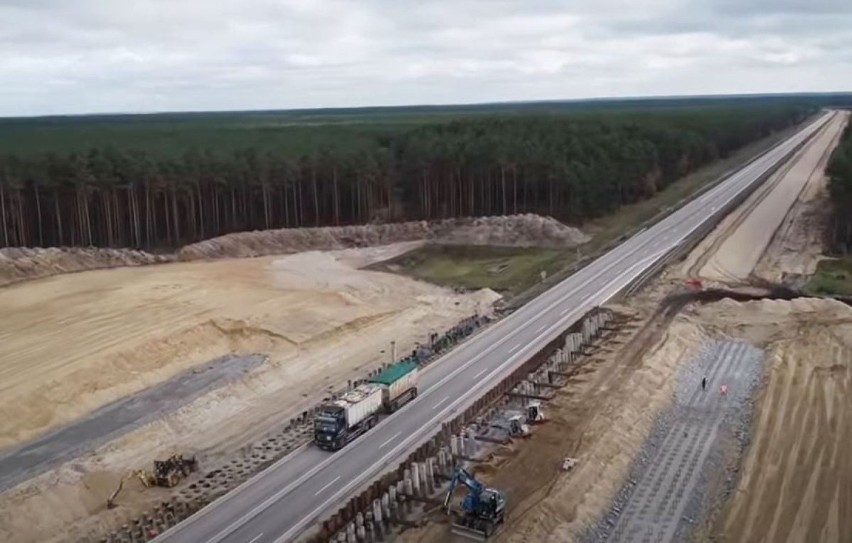 Trwa przebudowa południowej jezdni drogi krajowej A18. Po...