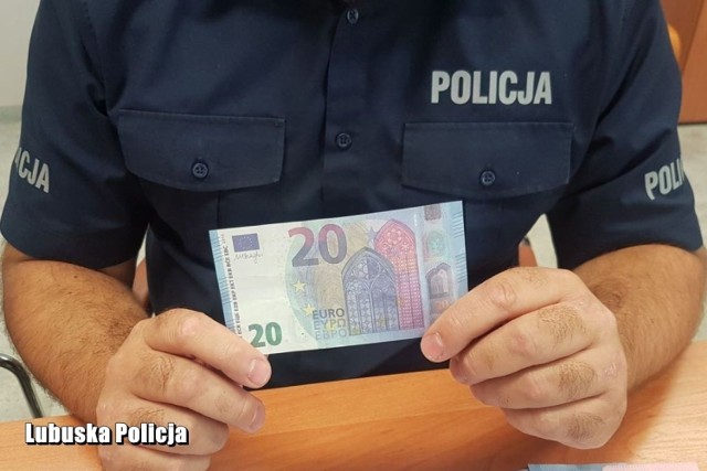 Chcieli zapłacić fałszywymi banknotami. Policjanci zatrzymali 4 podejrzanych i zabezpieczyli fałszywe pieniądze.