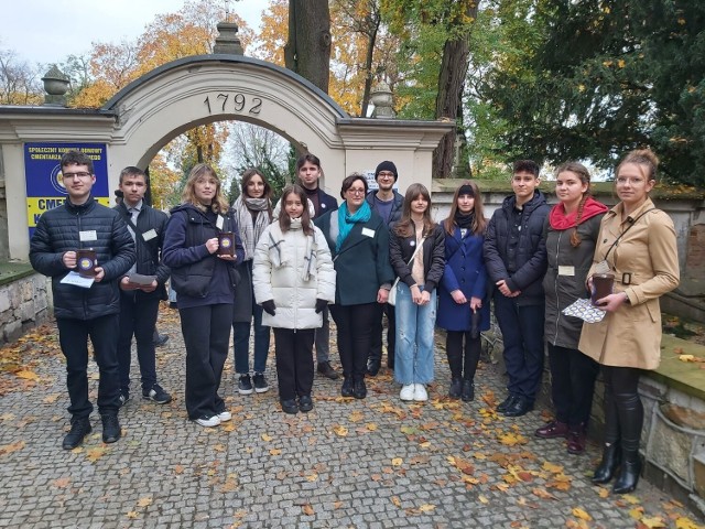 W tym roku do kwestowania włączyło się  60 uczniów, absolwentów i 22 nauczycieli oraz przyjaciół I Liceum Ogólnokształcącego Collegium Gostomianum w Sandomierzu.