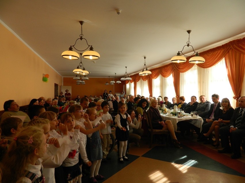 Przedszkolaki z PP 19 odwiedziły seniorów (Foto)