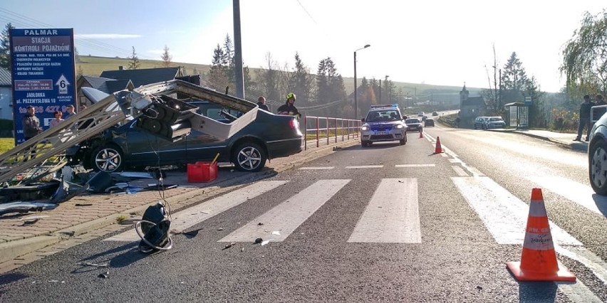 Wypadek na "chyżniance". Auto wjechało w przejście dla pieszych [ZDJĘCIA]