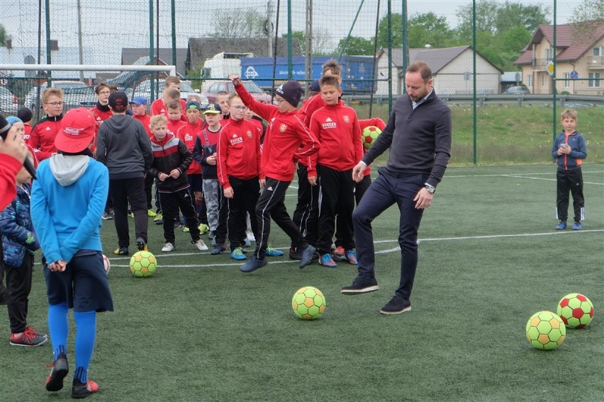 Kopał piłkę, skosztował sera. Tak Tomasz Frankowski bawił się w Korycinie (zdjęcia)