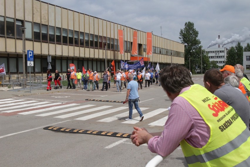 Protesty trwają pod siedzibą spółki ArcelorMittal Poland w...