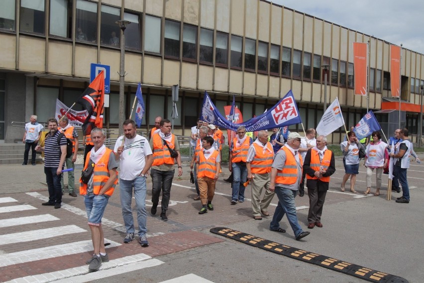 Protesty trwają pod siedzibą spółki ArcelorMittal Poland w...