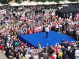 Kraków. Wiec wyborczy Andrzeja Dudy wstrzymany z powodu deszczu. Tłumy ludzi z parasolkami czekają na Rynku Głównym [ZDJĘCIA, WIDEO]