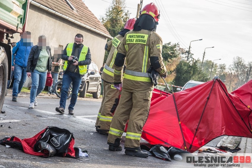 Motocyklista zderzył się z przyczepą traktora w Karwińcu. Nie przeżył wypadku [17.11]