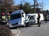 Wypadek w Tarnowie. Zderzenie trzech samochodów na skrzyżowaniu ul. Zbylitowskiej i Sienkiewicza. Wyglądało bardzo groźnie [ZDJĘCIA]