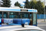 Kraków. Areszt dla mężczyzny, który strzelał z wiatrówki w autobusie [ZDJĘCIA, WIDEO]