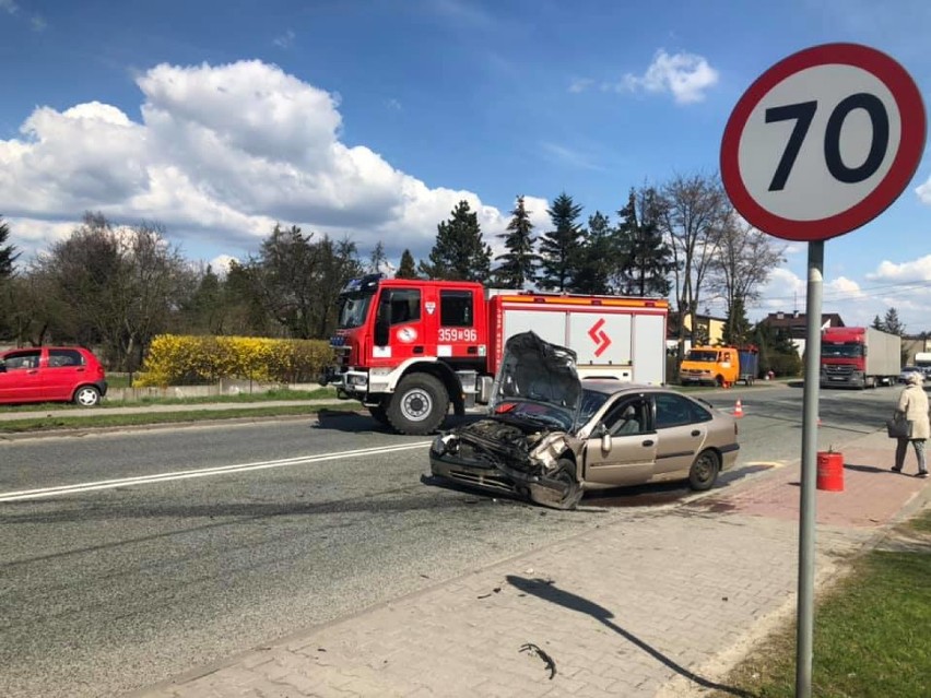 Wypadek na DK 91 w Rędzinach. W zderzeniu dwóch samochodów ciężko ranny został 85-latek
