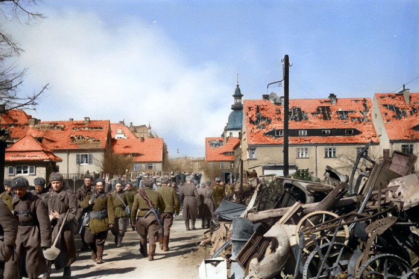 Wojska rosyjskie na ul. Prudnickiej w marcu 1945 roku.