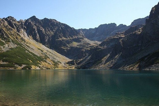 Czarny Staw Gąsienicowy (1624 m n.p.m.). To jeden z najpiękniejszych tatrzańskich staw&oacute;w. Jest pochodzenia polodowcowego. Fot. Tomasz Hens