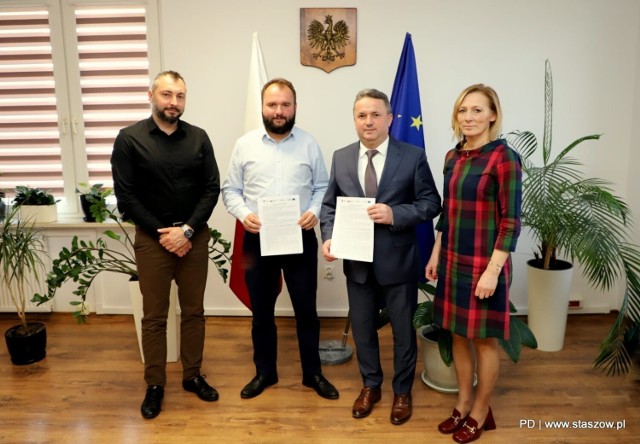 Umowę z wykonawcą podpisał burmistrz Leszek Kopeć i zastępca burmistrza Ewa Kondek