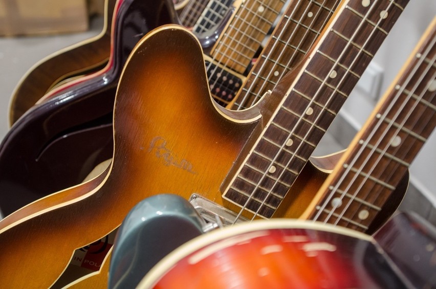 Na wystawie zobaczymy ponad 30 gitar z okresu lat 50.-70. XX...