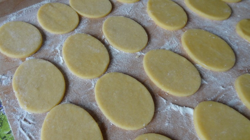 WIELKANOCNE CIASTKA PISANKI. Sprawdź, jak szybko możesz przygotować pyszne maślane ciasteczka (PRZEPIS, ZDJĘCIA)
