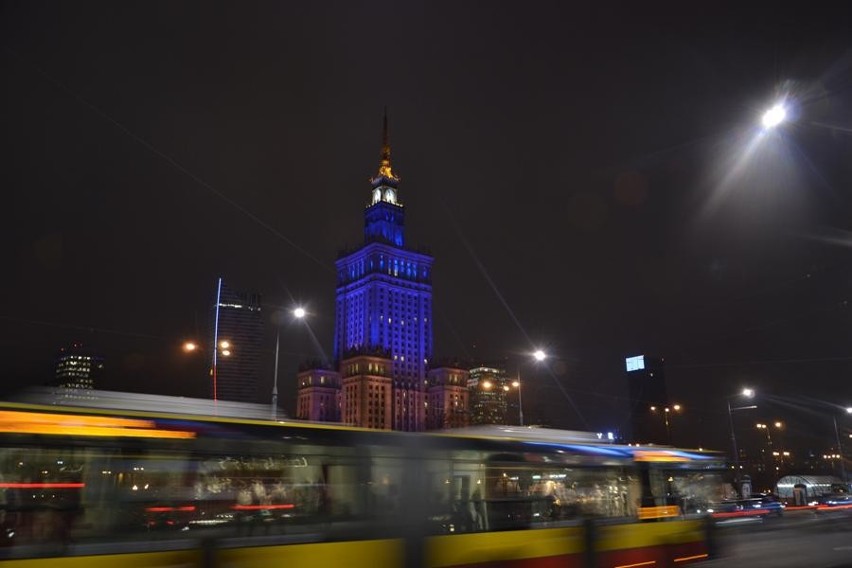 Warszawa dla Ukrainy. Pałac Kultury i Nauki podświetlony w kolorach Ukrainy