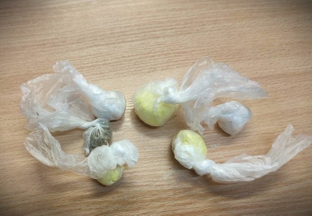 Policjanci pionu kryminalnego z Komendy Powiatowej Policji w Tczewie zajmujący się przestępczością narkotykową, zatrzymali 46-latka, u którego znaleźli woreczki foliowe z białym i żółtym proszkiem oraz suszem roślinnym. Były to: amfetamina i marihuana. 