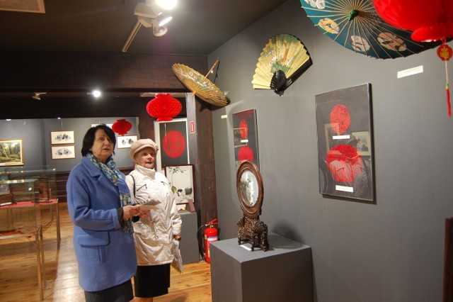 Eksponaty z dalekich Chin oglądają: Zofia Woźniak i Eugenia Czyż -Rydzinska. Prezentowane są one na piętrze muzeum.