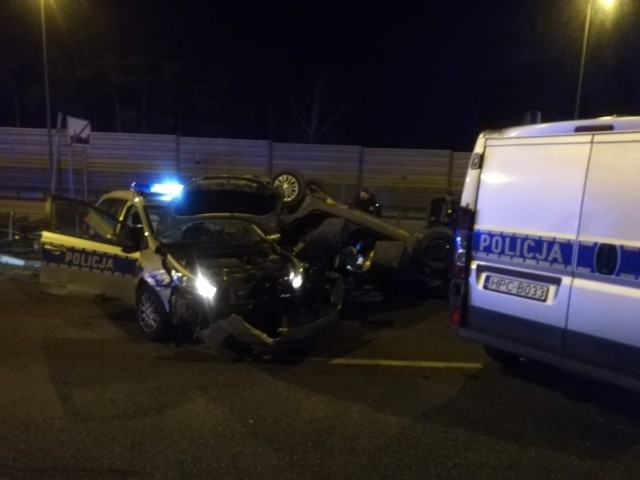 W poniedziałek 24 lutego, krótko przed godziną 19, w okolicy miejscowości Turzno (pow. toruński) na autostradzie policjanci zauważyli fiata tipo, który mógł być wykorzystywany przez sprawców napadów na sklepy.

➤➤