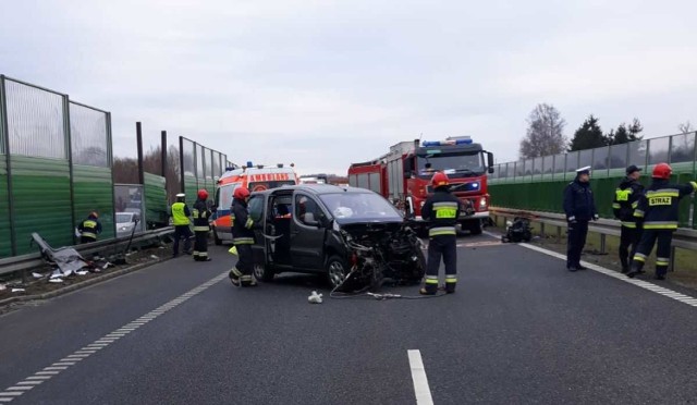 Wypadek na drodze ekspresowej s7 koło Elbląga [14.12.2018]. Samochód uderzył w barierę dźwiękochłonną