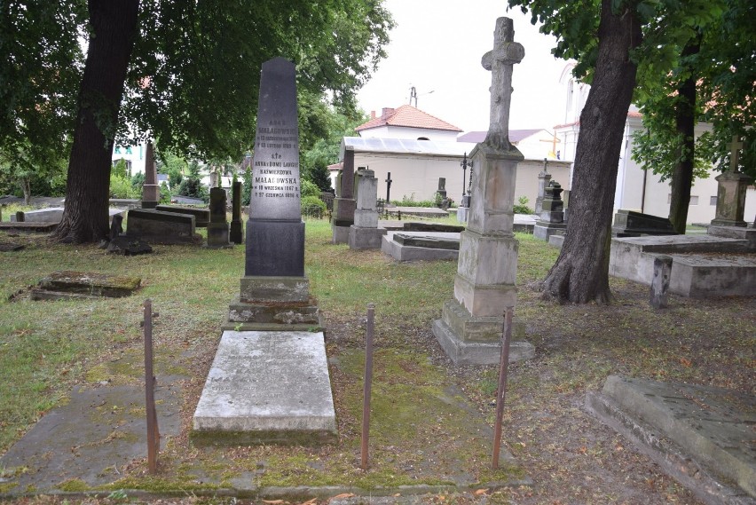 Grób Małagowskich na cmentarzu przy kościele św. Stanisława