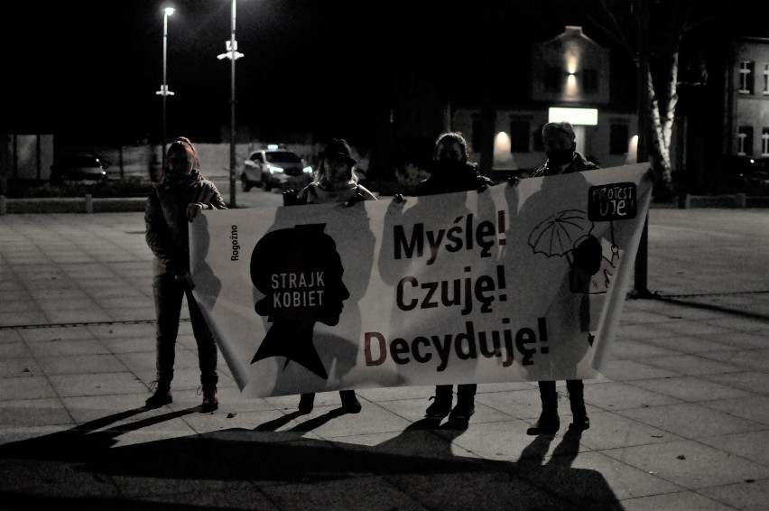 Protest kobiet w Rogoźnie w 102 rocznicę uzyskania praw wyborczych kobiet w Polsce
