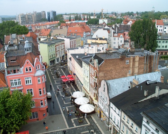 Pamiętacie, jak 18 lat temu prezentowało się centrum Zielonej Góry? Co wtedy działo się na deptaku? To jedno z tym miejsc w mieście, które przeszło wiele zmian. 

Zobacz: Zobaczcie, jak to na deptaku było w czasie jego remontu...[zdjęcia]


Nasz fotoreporter Mariusz Kapała w 2003 roku miał możliwość wejścia do wieży ratuszowej i uwiecznił to, co zobaczył. Zobaczcie jego archiwalne zdjęcia. Dla wielu może to być podróż do przeszłości i wspomnień czas. 

Zobacz również: Deptak zielonogórski sprzed prawie 50. lat. Foty jak z drona

Zielona Góra na archiwalnych zdjęciach
