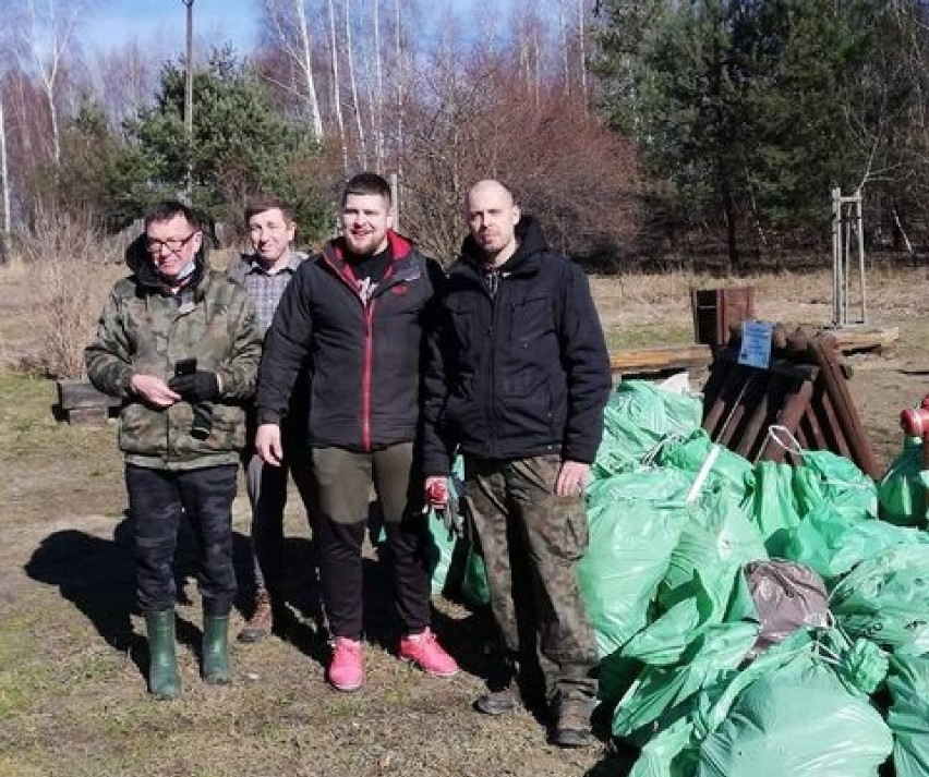 Mieszkańcy Rotmanki, Pruszcza i okolic posprzątali las. Wywieźli 6 przyczepek worków śmieci |ZDJĘCIA