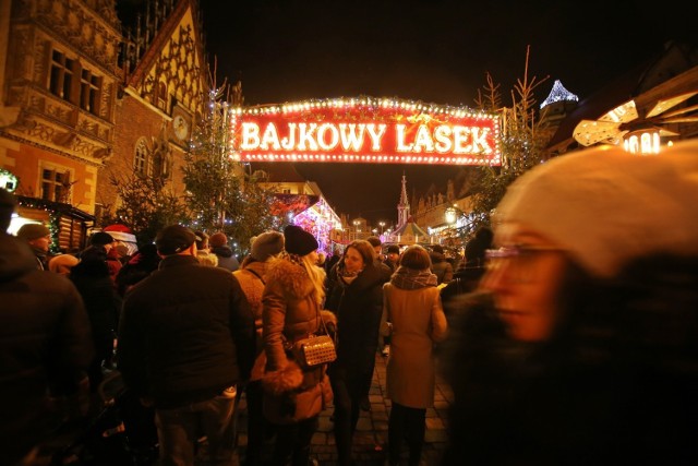 Jarmark bożonarodzeniowy we Wrocławiu tradycyjnie jest wyjątkowo przyjazny dzieciom. Mają one do dyspozycji moc atrakcji i całą wydzieloną strefę, do której wchodzi się przez bramę od Świdnickiej. Mogą bawić się w chowanego w Zimowym Labiryncie, jeździć na karuzeli, a nawet oglądać inscenizacje słynnych bajek, wystawiane w tzw. Bajkowym Lasku. 

Na dzieci czeka także uroczysta Parada Elfów i Przywitanie Mikołaja, kiedy będą mogły cieszyć się widokiem maszerujących świątecznych cudaków w niezwykłych przebraniach.

Dzieciaki mogą także poszperać pod wielką wrocławską choinką, gdzie znajdą np. naturalnej wielkości sanie Mikołaja oraz mikołajową skrzynkę na listy, do której mogą włożyć kartki ze spisanymi życzeniami do spełnienia.

Do spełniania życzeń służy także Krasnal Prezentuś, którego statuę znaleźć można będzie na terenie jarmarku wrocławskiego. Podobno Prezentuś spełnia każde życzenie, gdy dotknie się jego czapki trzy razy.

UWAGA! Z powodu pogarszającej się sytuacji pandemicznej organizatorzy jarmarku bożonarodzeniowego we Wrocławiu zapowiedzieli, że w sezonie 2021 wyjątkowo nie będzie występów scenicznych ani warsztatów dla dzieci, a impreza będzie miała charakter wyłącznie handlowy.

Dorośli także nie będą się nudzić na jarmarku bożonarodzeniowym we Wrocławiu. Mogą podziwiać spektakularne dekoracje i iluminacje, np. rozświetlony Świąteczny Wiatrak. W kramach jarmarcznych (tzw. Domkach Handlowych) kupić można niemal wszystko, od biżuterii, przez rękodzieło (np. malowane drewniane kartki świąteczne), po markową odzież, a liczne stoiska z jedzeniem oferują przysmaki kuchni regionalnej i wielu światowych. Kto nie spróbuje pyr z gzikiem albo kwaśnicy, ten nigdy nie był na wrocławskim jarmarku bożonarodzeniowym.