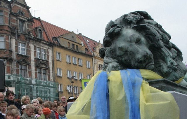 Bytomski lew to ulubieniec mieszkańców i turystów, którzy chętnie robią sobie przy nim zdjęcia.