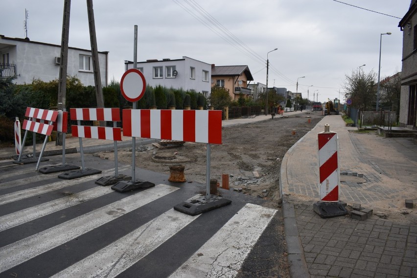 Droga w kierunku siedziby policji i straży pożarnej jest...