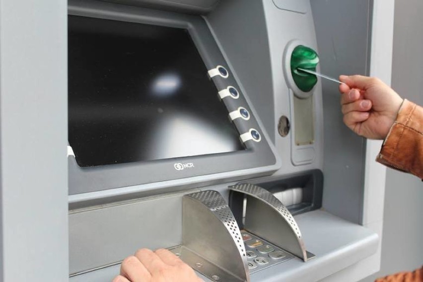Klienci banku chcieli wypłacić pieniądze z bankomatu,...