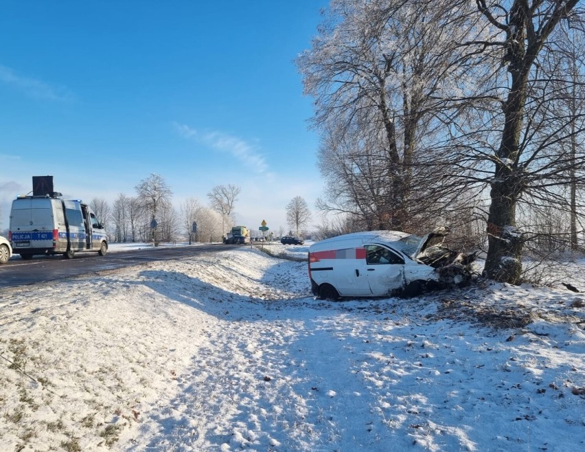 KPP Ełk: Cztery osoby ranne po wypadku niedaleko miejscowości Bobry