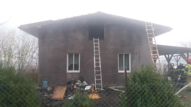 Strażacy z sześciu zastępów gasili 26 listopada pożar poddasza budynku mieszkalnego