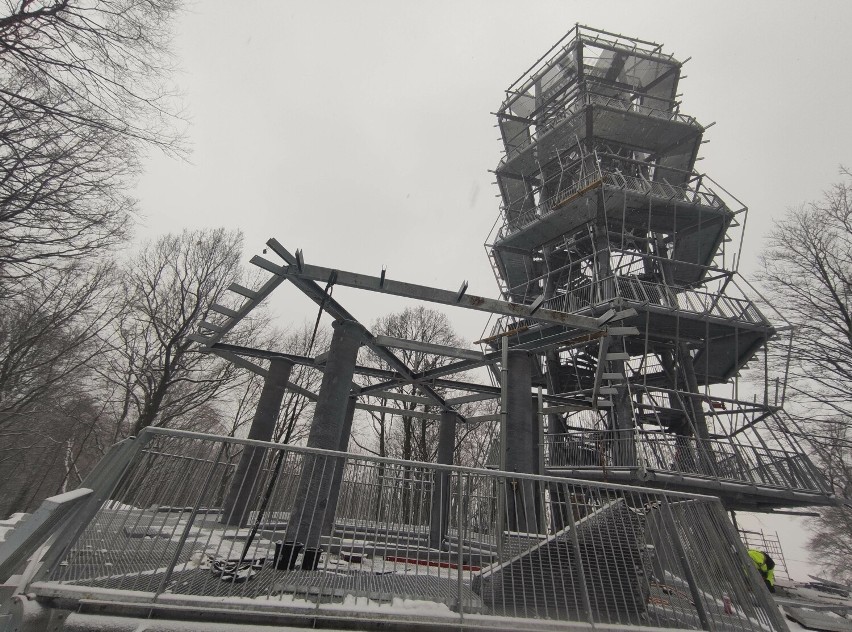 Wieża widokowa w Parku Sobieskiego w Wałbrzychu - wkrótce otwarcie! Jakie widoki czekają? Zdjęcia