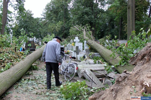 Wichura w 2011 roku niosła spustoszenie. Tak wyglądał cmentarz parafialny w Aleksandrowie Kujawskim po nawałnicy.