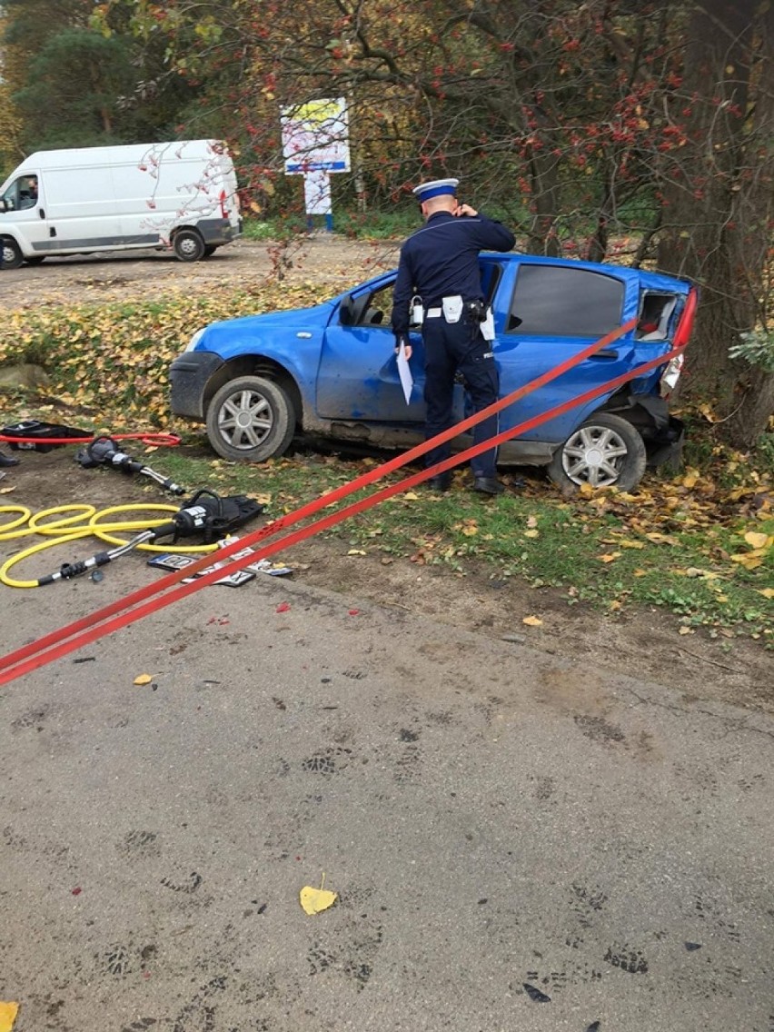 Wypadek w Cedrach Wielkich. Samochód zawisł nad rowem. Jedna osoba ranna [ZDJĘCIA]